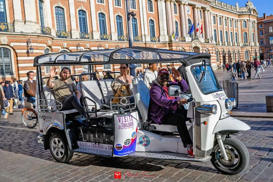Toulouse: Electric Tuk-Tuk Tour with Photo Stops and Audio - Why a tuk-tuk works well in Toulouse