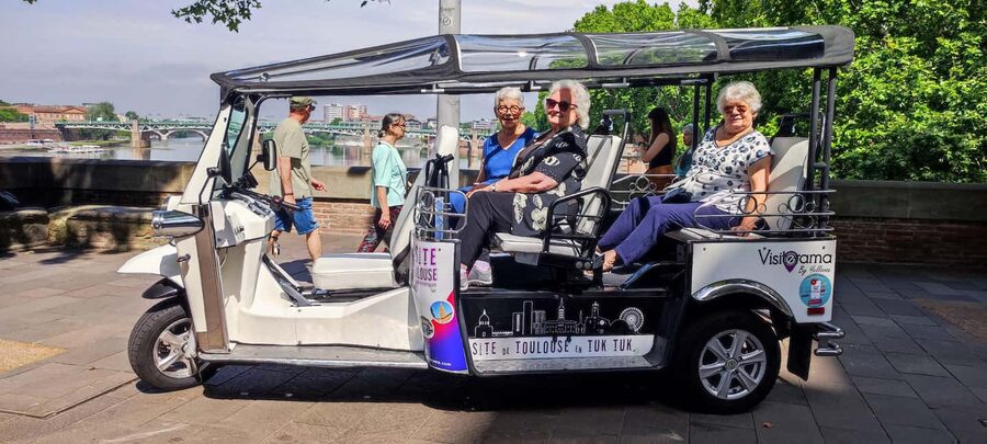 Toulouse: Electric Tuk-Tuk Tour with Photo Stops and Audio - The Capitole and Toulouse’s grand center