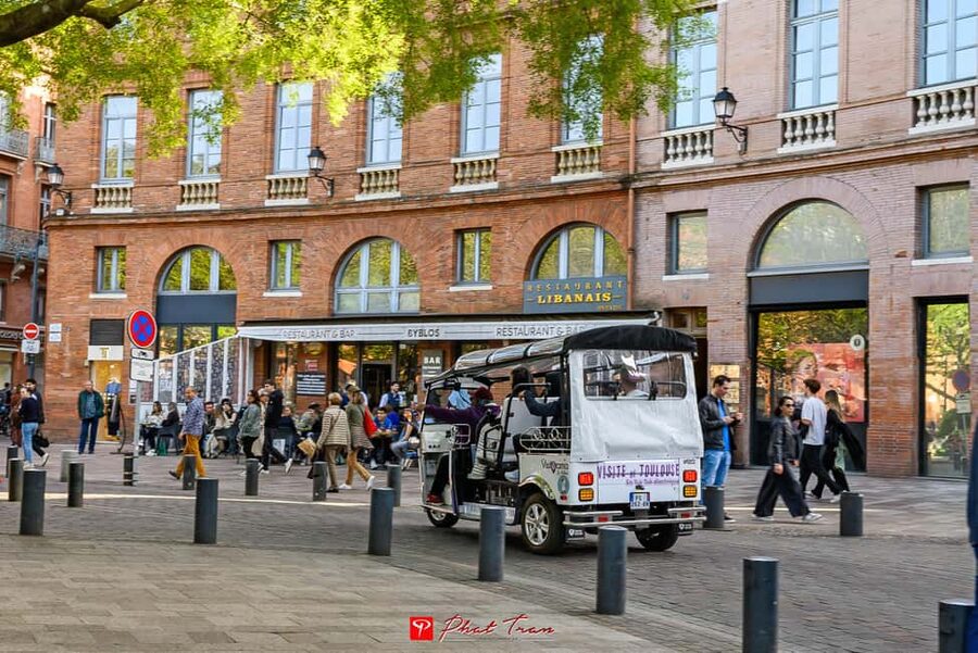 Toulouse: Electric Tuk-Tuk Tour with Photo Stops and Audio - Saint-Sernin, the Jacobins, and the old center