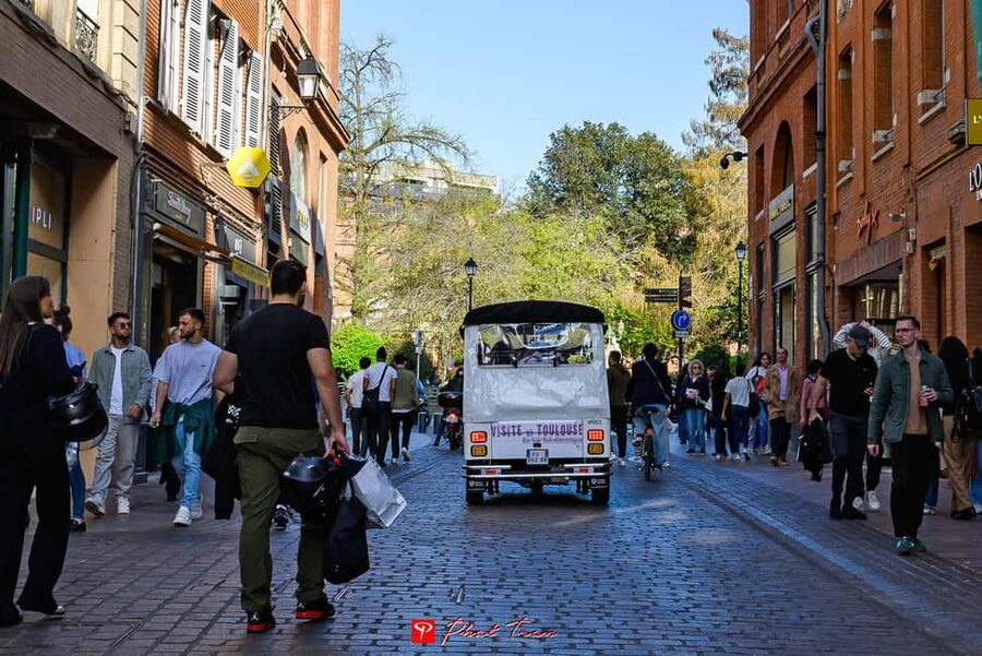 Toulouse: Electric Tuk-Tuk Tour with Photo Stops and Audio - Crossing toward the Garonne and Pont Neuf