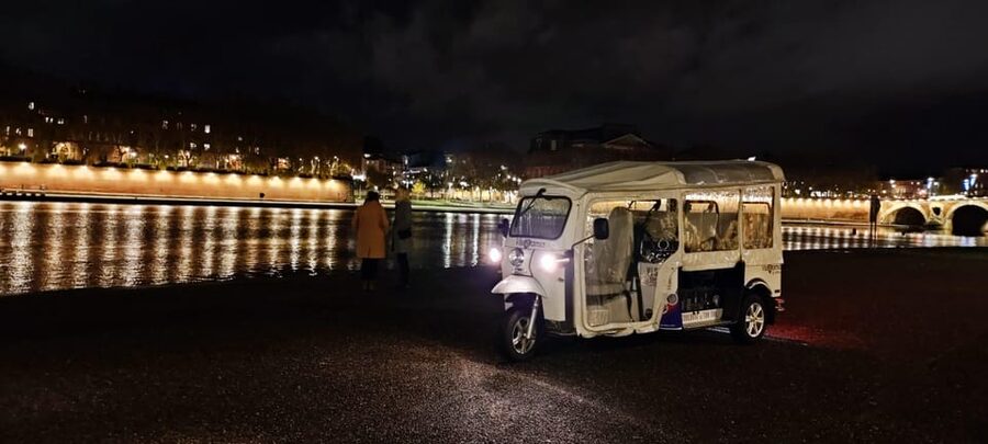 Toulouse: Electric Tuk-Tuk Tour with Photo Stops and Audio - What the guide and audio system add