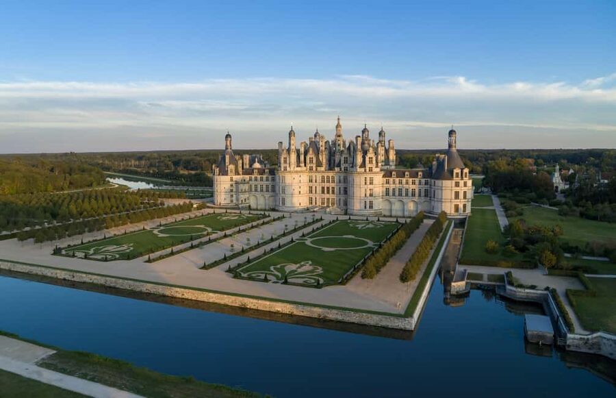 Tours/Amboise: Chambord, Chenonceau Day Trip & Wine Tasting - Amboise and Les Caves Ambacia