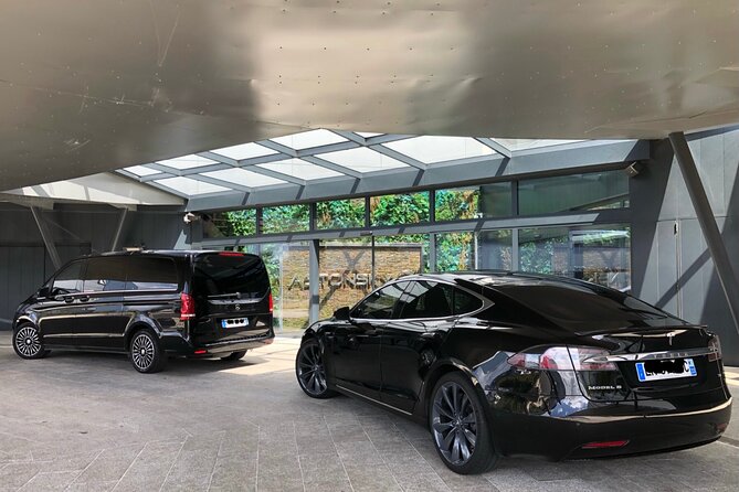 Transfer between Paris and airports CDG/ORLY/LBG (Van 8pax) - A private van that solves the group-transfer problem