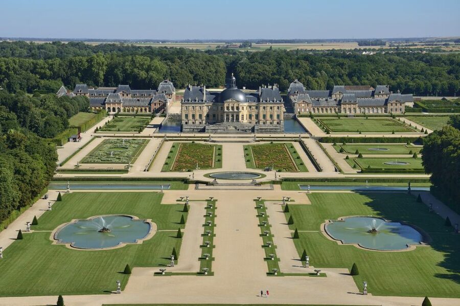 Vaux le Vicomte Chateau Entry Ticket and Chateaubus Transfer - Arriving at the château and using the 3D audio guide