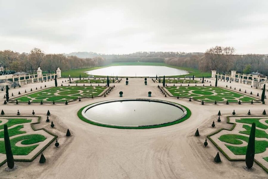 Versailles: Entry ticket & Private Apartments VIP Tour - Priority entry at the Honour Gate