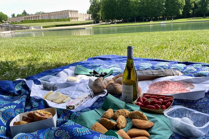 Versailles Full-Day Electric Bike Tour : Market, Picnic & Palace - A picnic beside the Grand Canal