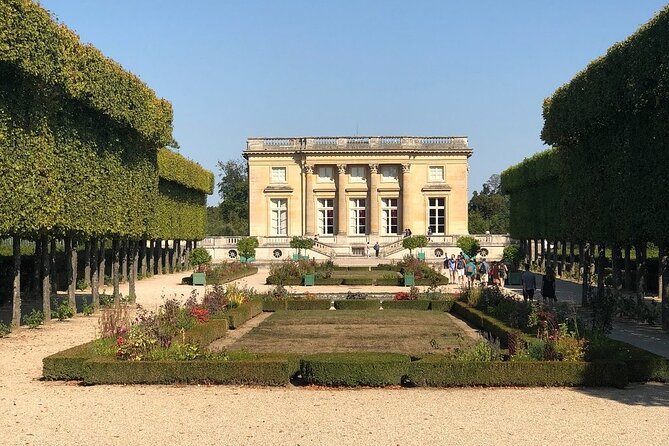 Versailles Full Tour: Palace, Gardens & Marie-Antoinette’s Estate - Lunch, the Grand Canal, and a necessary pause