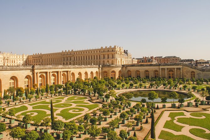 Versailles Palace Guided Day Tour and Trianon from Paris - The Louis XIV statue and the first view of Versailles