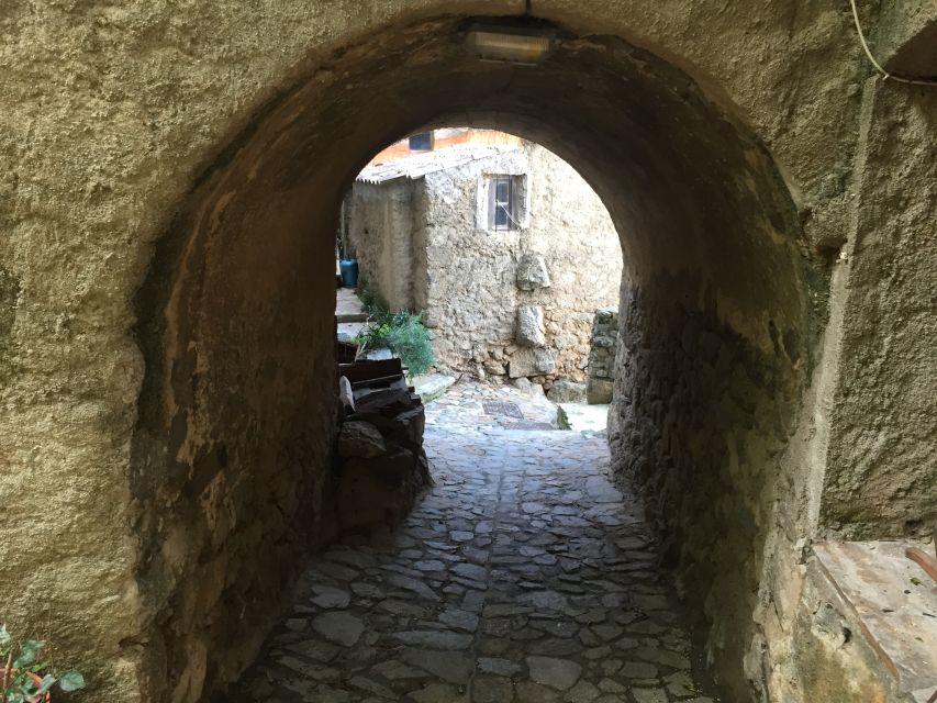 Vieux Villages L'authenticité Corse - Sant’Antonino, the village above the rocks