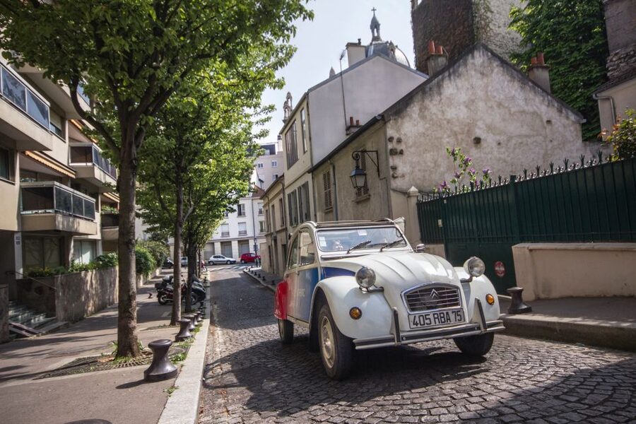 Vintage 2CV tour + Cruise - Boarding the Bateaux Parisiens cruise