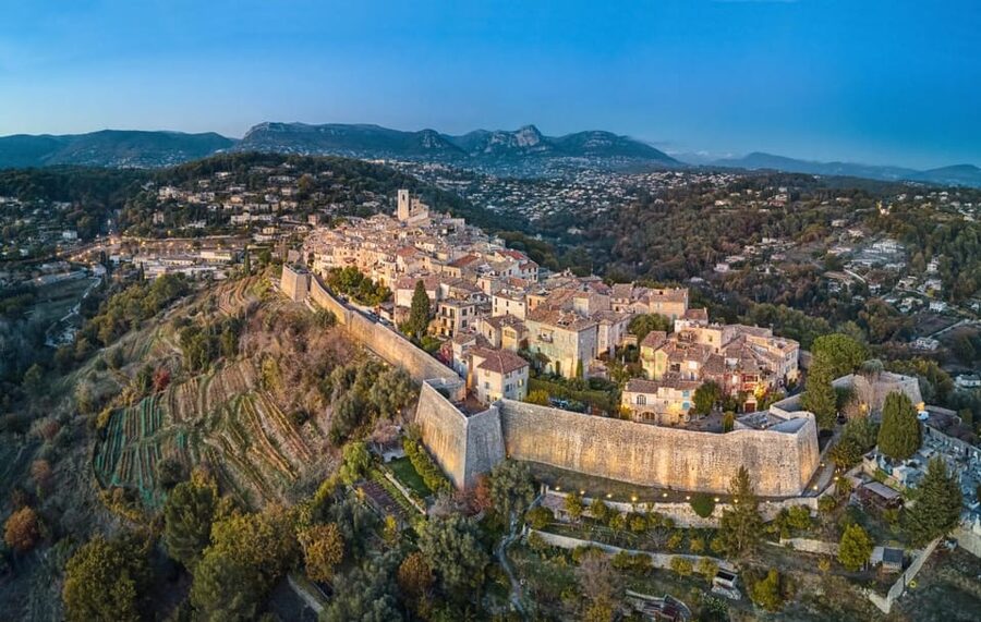 Visit Saint Paul de Vence, Antibes, and Cannes: 7-Hour Tour - What the guide adds to the day