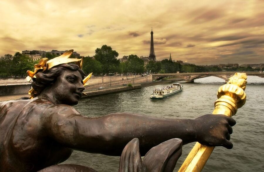 Welcome to Paris Day Trip from London via Train - Starting before sunrise at St Pancras
