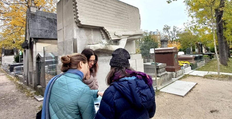 Who Killed Victor ? Escape Game at Père Lachaise Cemetery - What the Guide Adds to the Two Hours