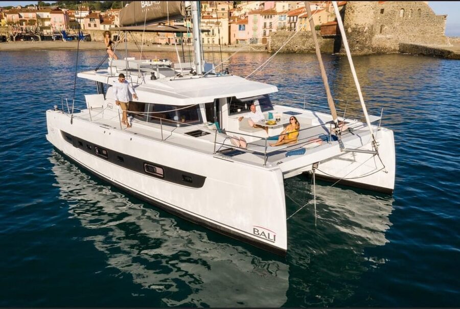 Yacht catamaran trip to the Lavezzi Islands - Lunch at the table, with a Corsican upgrade